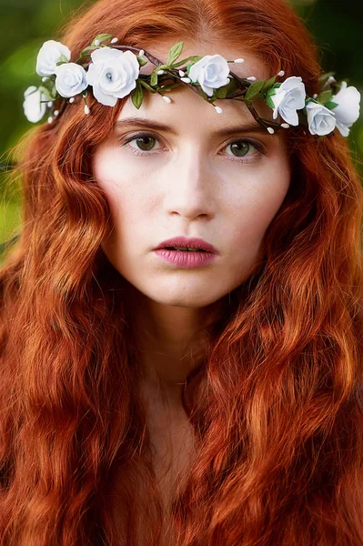 Schöne rothaarige Mädchen mit langen lockigen Haaren in der Braut, in einem langen Spitzenkleid. Eine natürliche Schönheit. — Stockfoto