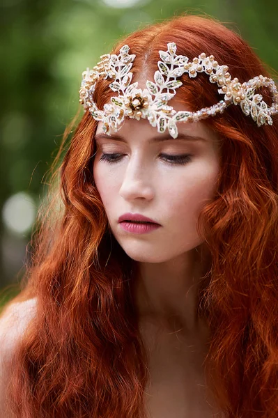 美丽的 red-haired 女孩与长卷曲的头发在新娘, 在一个长的花边礼服。一种自然美. — 图库照片