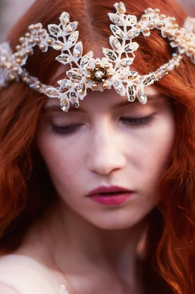 Gyönyörű vörös hajú lány a menyasszony, egy hosszú csipke ruha hosszú göndör haj. A természetes szépség. — Stock Fotó