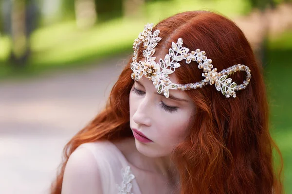 Gyönyörű vörös hajú lány a menyasszony, egy hosszú csipke ruha hosszú göndör haj. A természetes szépség. — Stock Fotó