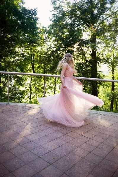 Sylwetka kłębiące się słońce w lesie piękne panny młodej w brzoskwini sukienka z koronką. Blondynka z dobrym wynikiem. Poczucie szczęścia i spokoju — Zdjęcie stockowe