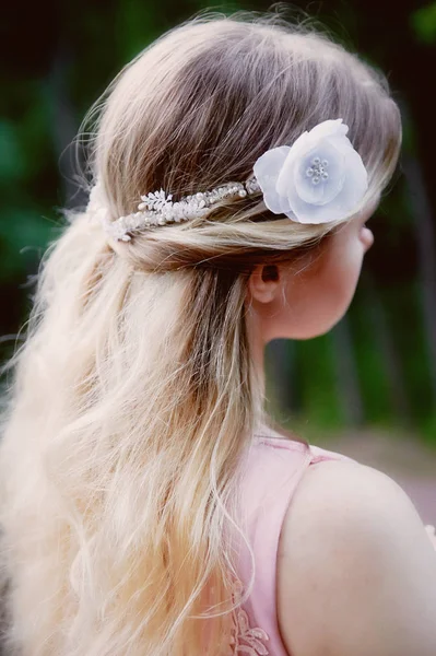 Retrato de una hermosa novia rubia en vestido de encaje rosa, decoración del cabello, hecho a mano. Ternura. Vista trasera, enfoque en el cabello — Foto de Stock