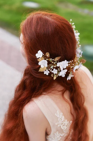 美丽的 red-haired 新娘坐在后面。略微可见的轮廓。长卷发与手工首饰. — 图库照片