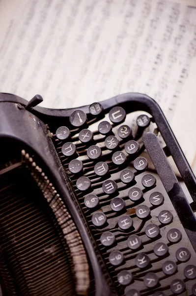 Détails de l'ancienne machine à écrire en rouille et poussière.Rétro — Photo