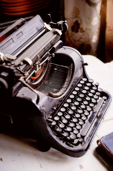 Stara maszyna do pisania metalu, pokryty kurzem i rdzy. Retro — Zdjęcie stockowe