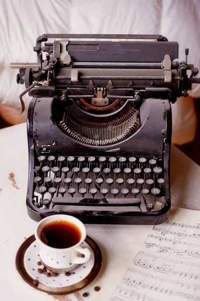 Stara maszyna do pisania metalu, pokryty kurzem i rdzy. Filiżanka kawy na stole. Atmosferę komfortu i kreatywność. Retro — Zdjęcie stockowe