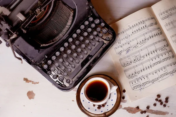 Stara maszyna do pisania metalu, pokryty kurzem i rdzy. Filiżanka kawy na stole. Atmosferę komfortu i kreatywność. Retro — Zdjęcie stockowe