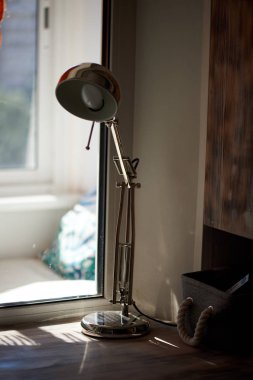 Yüksek tezgah pencere pervazına, Masa lambası. Okuma için rahat bir yer.