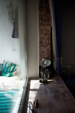 Yüksek tezgah pencere pervazına, Masa lambası. Okuma için rahat bir yer.