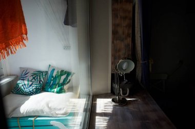 Yüksek tezgah pencere pervazına, Masa lambası. Okuma için rahat bir yer.