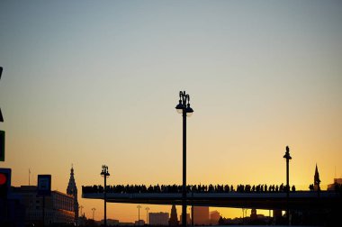 Moskova, park Zaryadye, 12 Eylül 2017. Bir sürü insan konsol köprüde