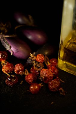 Patlıcan, kurutulmuş Kuşburnu ve zeytin yağı. Bir hoş öğle yemeği ve hasat festivali.