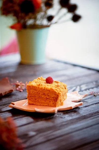 Un pezzo di torta dolce al miele su un piatto a forma di foglia d'acero. — Foto Stock
