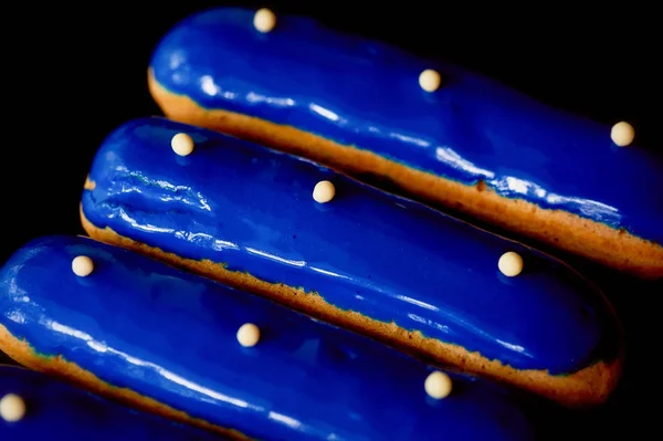 Pasteles azules con un espejo vidrio.Una obra de arte culinario. Pasteles. — Foto de Stock