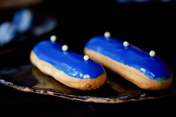 Pasteles azules con un espejo vidrio.Una obra de arte culinario. Pasteles. — Foto de Stock