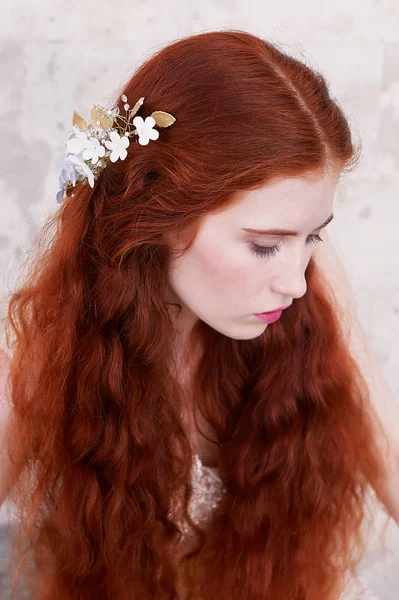 Krásná rusovlasá dívka s dlouhými kudrnatými vlasy v nevěsty, v dlouhé krajkové šaty. Přírodní krásy. — Stock fotografie