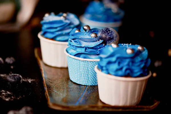Increíbles cupcakes cósmicos azules con decoración en forma de planetas redondos.Una obra de arte culinario — Foto de Stock
