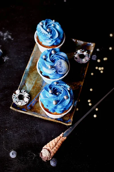 Απίστευτη κοσμικής μπλε cupcakes με διακόσμηση με τη μορφή γύρω από πλανήτες. Ένα έργο της μαγειρικής τέχνης — Φωτογραφία Αρχείου
