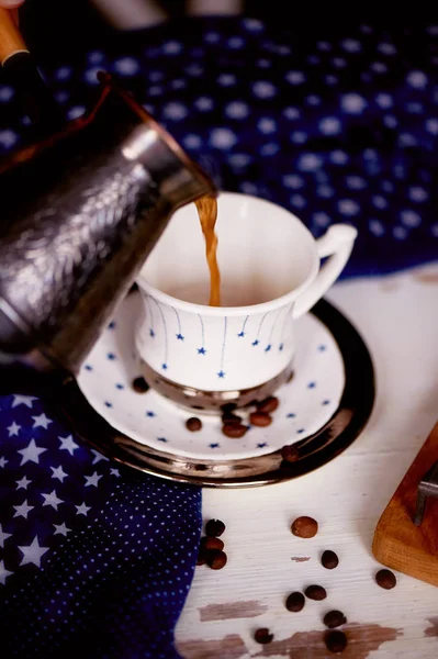 El café se vierte en la Copa de los turcos de bronce.Cierre. Acogedor desayuno —  Fotos de Stock