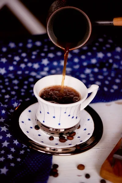 El café se vierte en la Copa de los turcos de bronce.Cierre. Acogedor desayuno —  Fotos de Stock