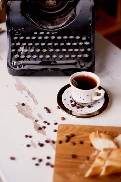 Osoby twórcze pisanie pracy. Maszyny do pisania, Kawa, bagietki — Zdjęcie stockowe