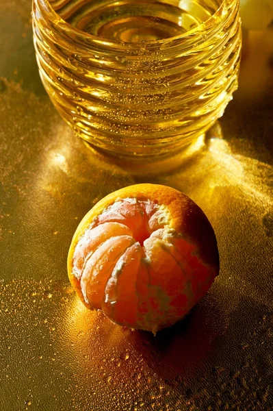 Goldene Skala. Das Konzept von Durst und Hunger. frische Mandarine und ein Hauch Wasser — Stockfoto