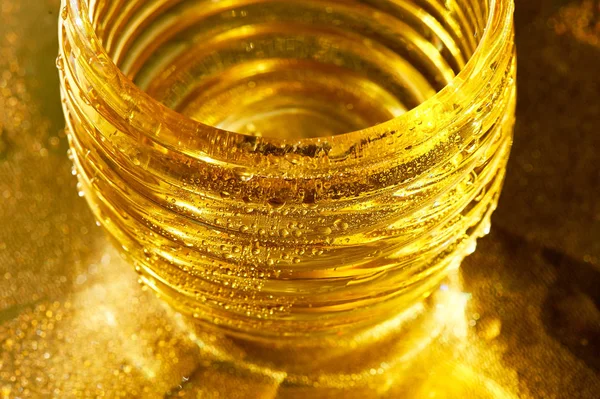 Goldene Textur mit Wassertropfen. Durst und seine Löschung — Stockfoto