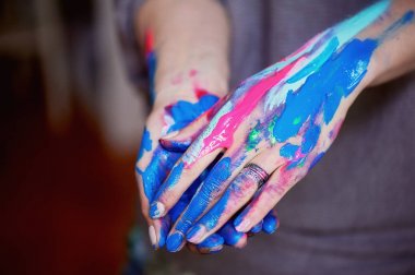 İnce fırça ile sanatçı el parlak floresan Akrilik boyalar daldırma. Mavi, pembe, turkuaz. Yaratıcılık, ilham kavramı