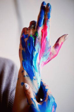 İnce fırça ile sanatçı el parlak floresan Akrilik boyalar daldırma. Mavi, pembe, turkuaz. Yaratıcılık, ilham kavramı