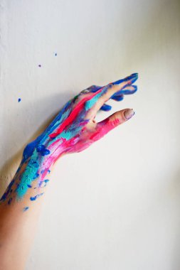 İnce fırça ile sanatçı el parlak floresan Akrilik boyalar daldırma. Mavi, pembe, turkuaz. Yaratıcılık, ilham kavramı