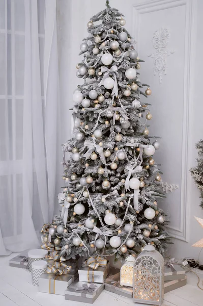 Kerstboom ingericht witte ballen en vorst — Stockfoto