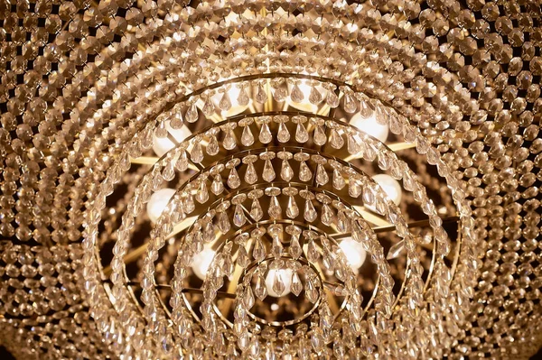 Un chandelier en cristal massif.Palais de style classique — Photo