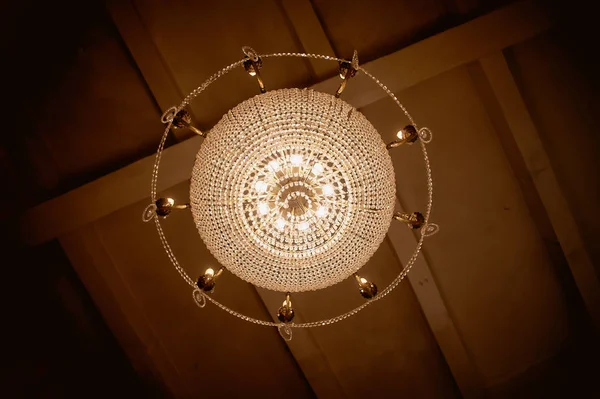 Un chandelier en cristal massif.Palais de style classique — Photo