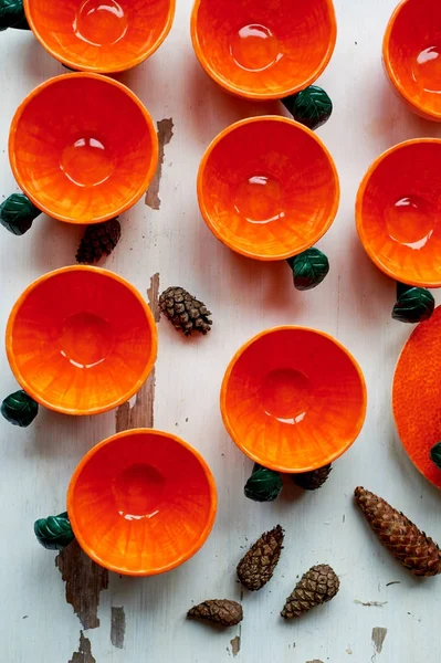 La couleur du soleil. Chaleur. Plats orange vif dans le style mandarin ou orange. Céramique . — Photo