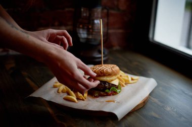 Adam Şef ayarlar Burger.The malzemeyi alır. Fast food kavramı