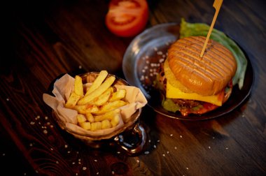 Ahşap üstüne onun patates kızartması ve pub ve fast food Burger.The kavramı