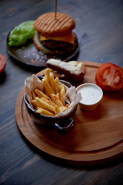 Wood top on her fries and Burger.The concept of the pub and fast food — Stock Photo, Image