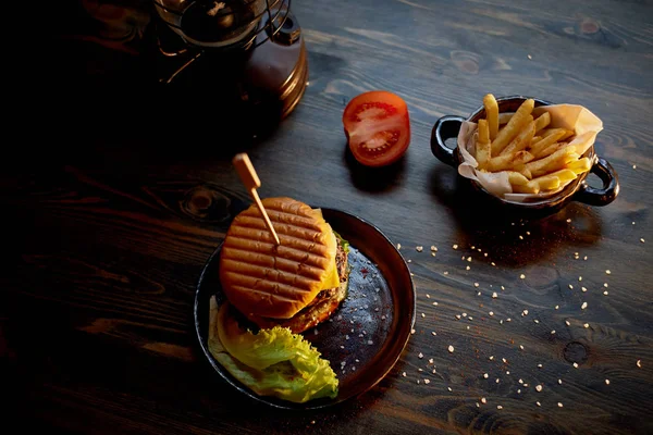Wood top on her fries and Burger.The concept of the pub and fast food — Stock Photo, Image