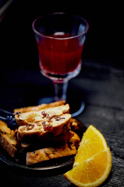 Biscotti Cookie sur un fond sombre.Un verre de vin rouge ou de vin chaud . — Photo
