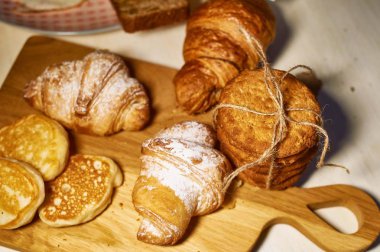 Kahvaltı için taze hamur işleri. Yulaflı kurabiyeler, jüt halat ve krep ile bağlı. Rustik retro tarzı