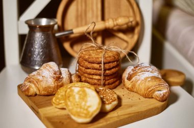 Kahvaltı için taze hamur işleri. Yulaflı kurabiyeler, jüt halat ve krep ile bağlı. Rustik retro tarzı