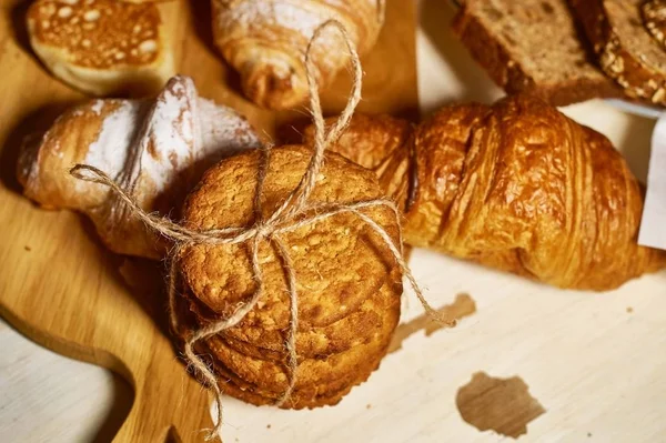 Kahvaltı için taze hamur işleri. Yulaflı kurabiyeler, jüt halat ve krep ile bağlı. Rustik retro tarzı