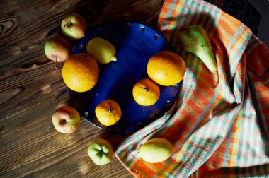 Narenciye mavi tabakta. Kontrast. Hastalık veya vejetaryenlik durumunda vitaminler