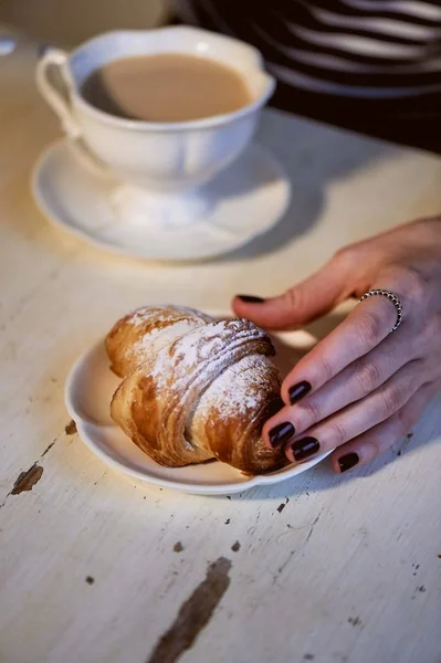 Όμορφο γαλλικό πρωινό λευκό σύνολο και κρουασάν, βουτύρου, marshmallows και κουλουράκι. Μια φωτεινή παλέτα — Φωτογραφία Αρχείου