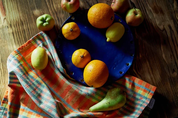 Narenciye mavi tabakta. Kontrast. Hastalık veya vejetaryenlik durumunda vitaminler