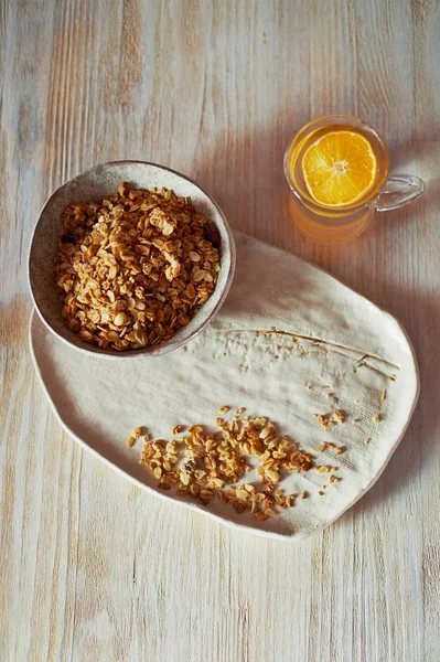 Sağlıklı Kahvaltı, Şampiyonlar. Müsli, bir bardak su turuncu bir dilim. Seramik el yapımı