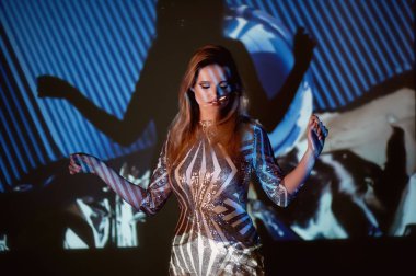 Diskoda dans kız. Hafiflik ve mutluluk hissi. Çekiciliği