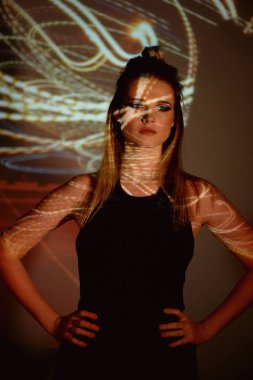 Soyut portre projektör ışığında güzel bir kız. Sıcak turuncu tonları. Ampul Edison. Sıcaklık hissi. Kırılganlık ve güzellik duygusu. Plastik gövdeli. Güzel ve gizemli