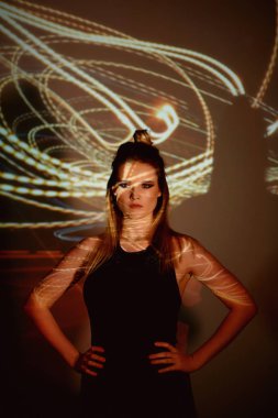 Soyut portre projektör ışığında güzel bir kız. Sıcak turuncu tonları. Ampul Edison. Sıcaklık hissi. Kırılganlık ve güzellik duygusu. Plastik gövdeli. Güzel ve gizemli