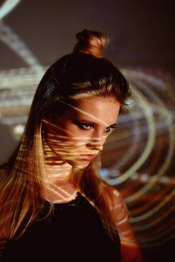 Soyut portre projektör ışığında güzel bir kız. Sıcak turuncu tonları. Ampul Edison. Sıcaklık hissi. Kırılganlık ve güzellik duygusu. Plastik gövdeli. Güzel ve gizemli